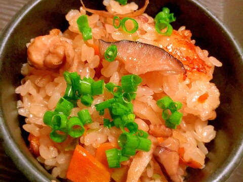 鶏手羽トロ肉と根菜の中華風旨辛炊き込みご飯